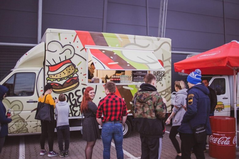   Foodtrucki na pasażu Nurzyńskiego w Skierniewicach  