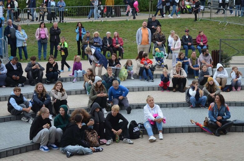  Kapryśna pogoda nie wystraszyła amatorów muzyki tanecznej  