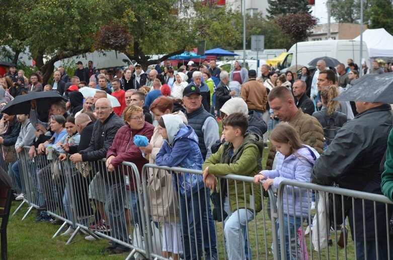  Kapryśna pogoda nie wystraszyła amatorów muzyki tanecznej  