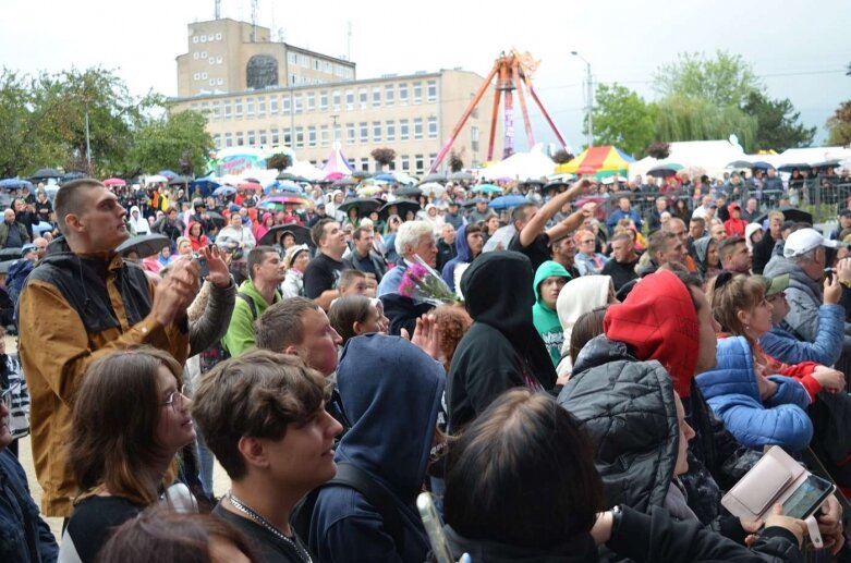  Kapryśna pogoda nie wystraszyła amatorów muzyki tanecznej  