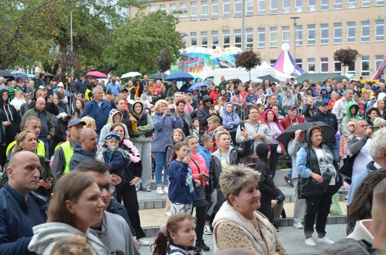  Kapryśna pogoda nie wystraszyła amatorów muzyki tanecznej  