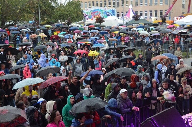  Kapryśna pogoda nie wystraszyła amatorów muzyki tanecznej  