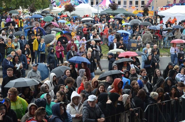  Kapryśna pogoda nie wystraszyła amatorów muzyki tanecznej  