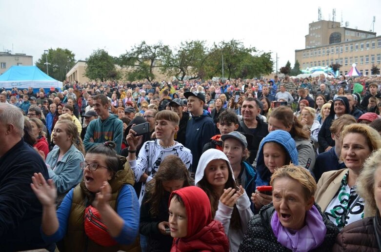  Kapryśna pogoda nie wystraszyła amatorów muzyki tanecznej  