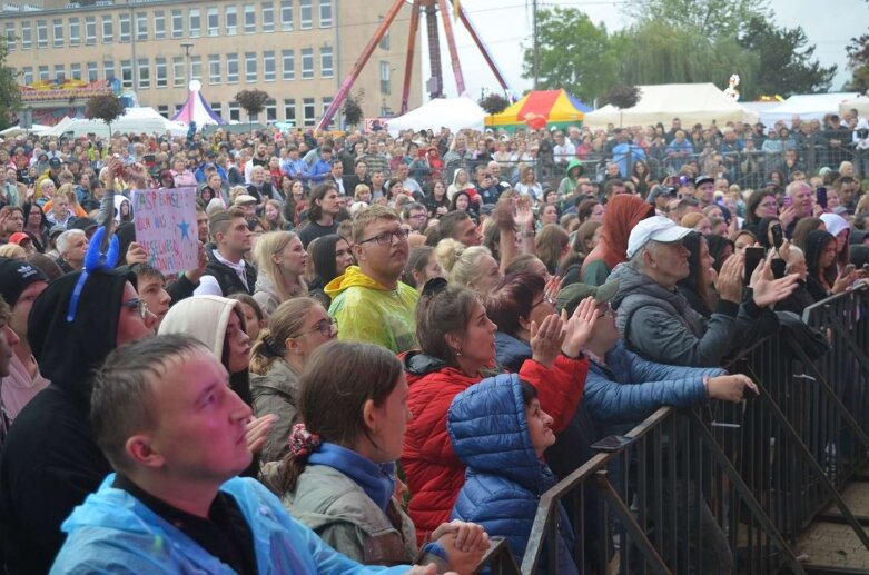  Kapryśna pogoda nie wystraszyła amatorów muzyki tanecznej  