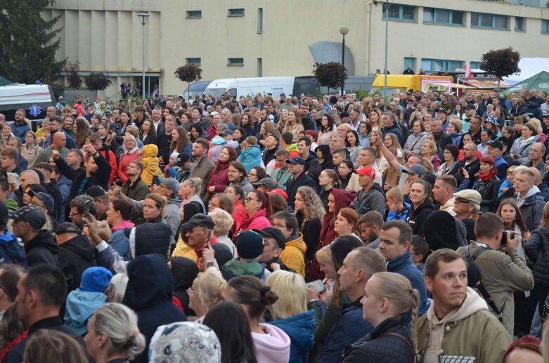  Kapryśna pogoda nie wystraszyła amatorów muzyki tanecznej  