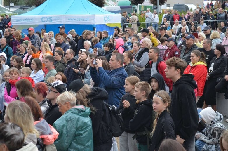  Kapryśna pogoda nie wystraszyła amatorów muzyki tanecznej  