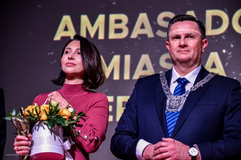  Klub Unia Skierniewice i Borys Łyżeń ze statuetkami AMBASADORÓW MIASTA 