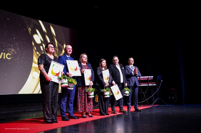  Klub Unia Skierniewice i Borys Łyżeń ze statuetkami AMBASADORÓW MIASTA 