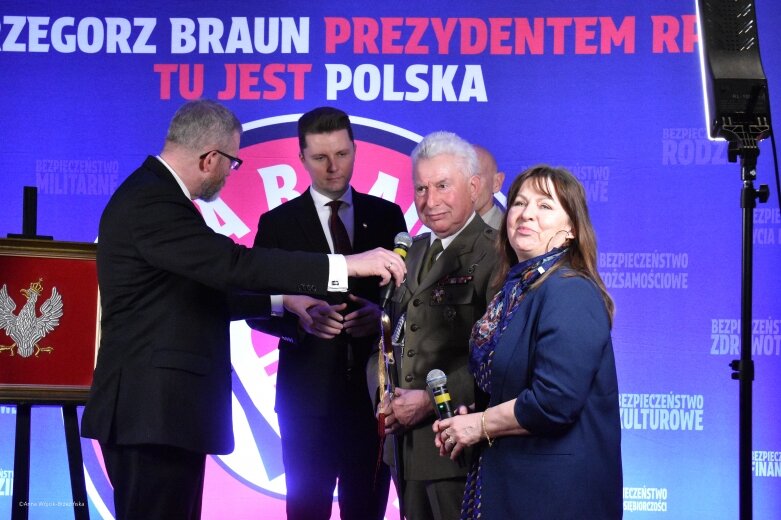 Grzegorz Braun pyta. „Schabowy czy świerszczowy?” 