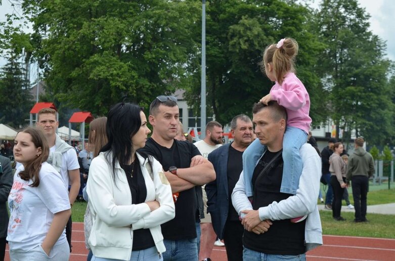  Sportowa niedziela w Głuchowie. Mieszkańcy świętowali otwarcie kompleksu boisk 