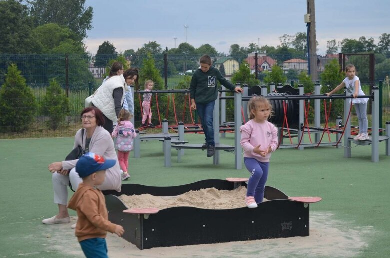  Sportowa niedziela w Głuchowie. Mieszkańcy świętowali otwarcie kompleksu boisk 