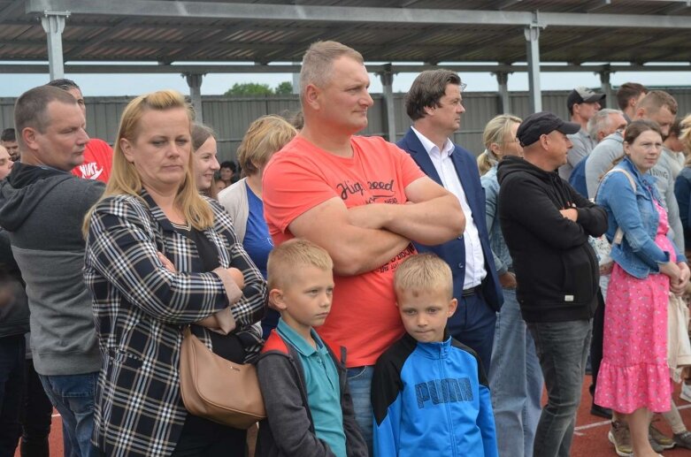  Sportowa niedziela w Głuchowie. Mieszkańcy świętowali otwarcie kompleksu boisk 