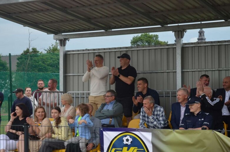  Sportowa niedziela w Głuchowie. Mieszkańcy świętowali otwarcie kompleksu boisk 