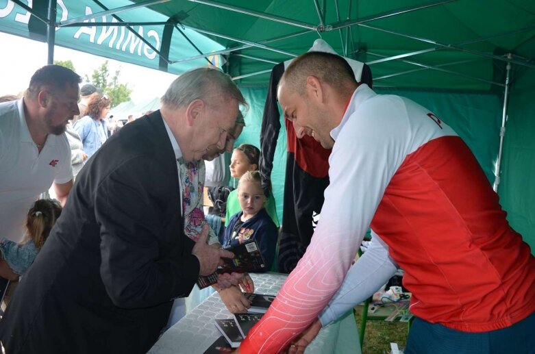  Sportowa niedziela w Głuchowie. Mieszkańcy świętowali otwarcie kompleksu boisk 