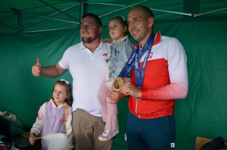  Sportowa niedziela w Głuchowie. Mieszkańcy świętowali otwarcie kompleksu boisk 
