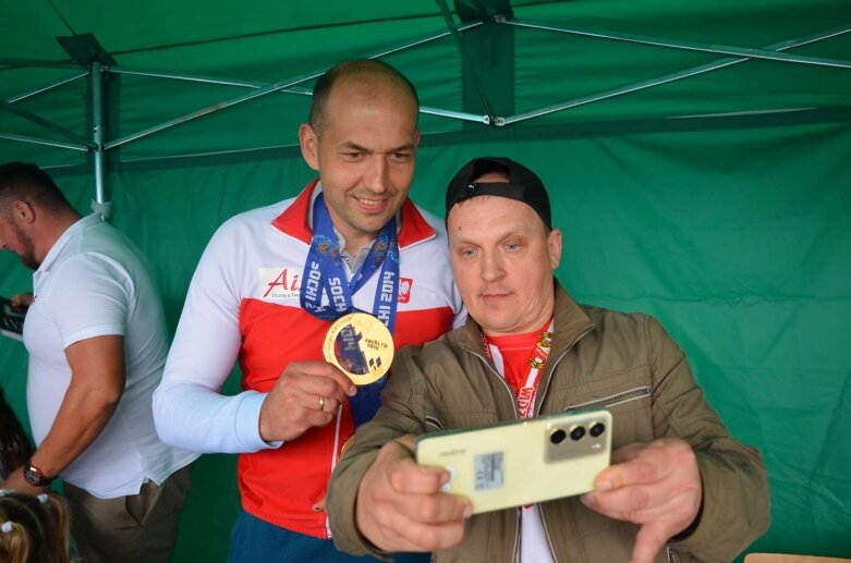  Sportowa niedziela w Głuchowie. Mieszkańcy świętowali otwarcie kompleksu boisk 