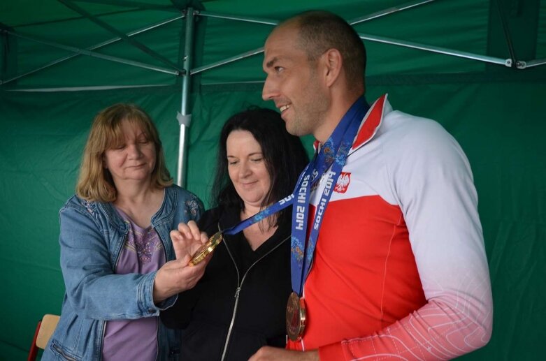  Sportowa niedziela w Głuchowie. Mieszkańcy świętowali otwarcie kompleksu boisk 