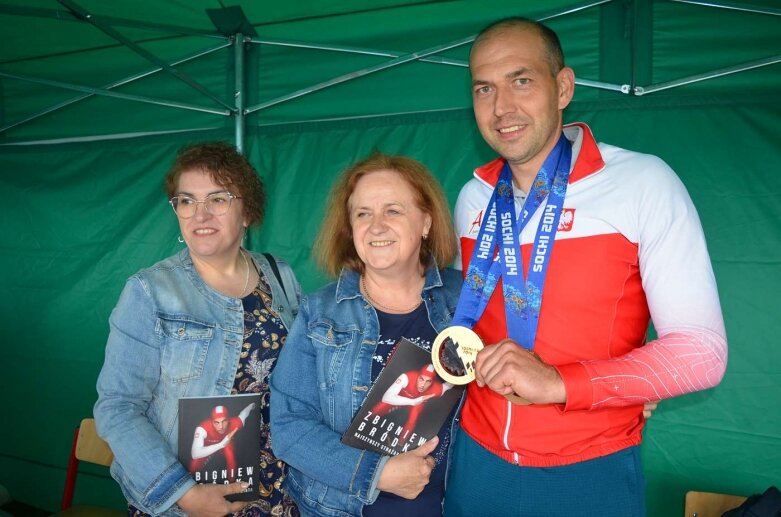  Sportowa niedziela w Głuchowie. Mieszkańcy świętowali otwarcie kompleksu boisk 