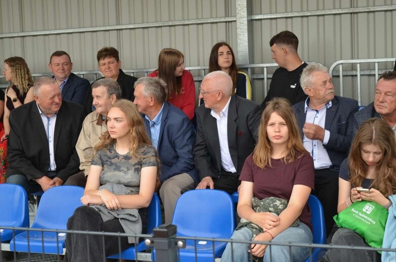  Sportowa niedziela w Głuchowie. Mieszkańcy świętowali otwarcie kompleksu boisk 