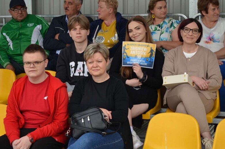  Sportowa niedziela w Głuchowie. Mieszkańcy świętowali otwarcie kompleksu boisk 