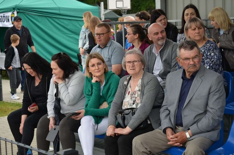  Sportowa niedziela w Głuchowie. Mieszkańcy świętowali otwarcie kompleksu boisk 