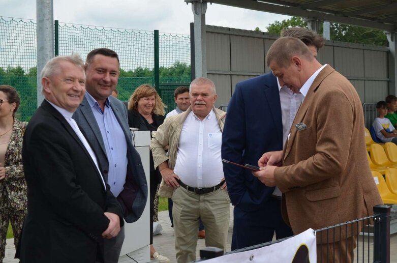  Sportowa niedziela w Głuchowie. Mieszkańcy świętowali otwarcie kompleksu boisk 