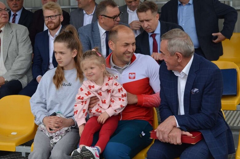 Sportowa niedziela w Głuchowie. Mieszkańcy świętowali otwarcie kompleksu boisk 