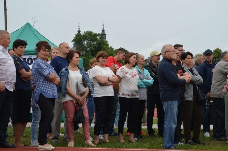  Sportowa niedziela w Głuchowie. Mieszkańcy świętowali otwarcie kompleksu boisk 