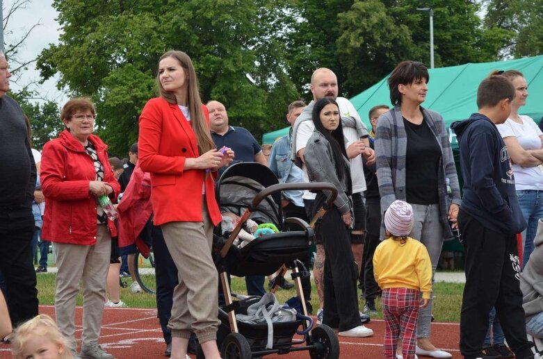  Sportowa niedziela w Głuchowie. Mieszkańcy świętowali otwarcie kompleksu boisk 