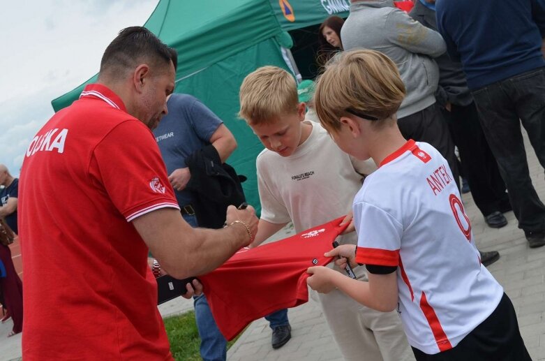  Sportowa niedziela w Głuchowie. Mieszkańcy świętowali otwarcie kompleksu boisk 