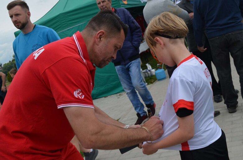  Sportowa niedziela w Głuchowie. Mieszkańcy świętowali otwarcie kompleksu boisk 