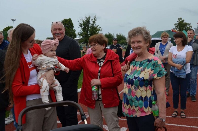  Sportowa niedziela w Głuchowie. Mieszkańcy świętowali otwarcie kompleksu boisk 