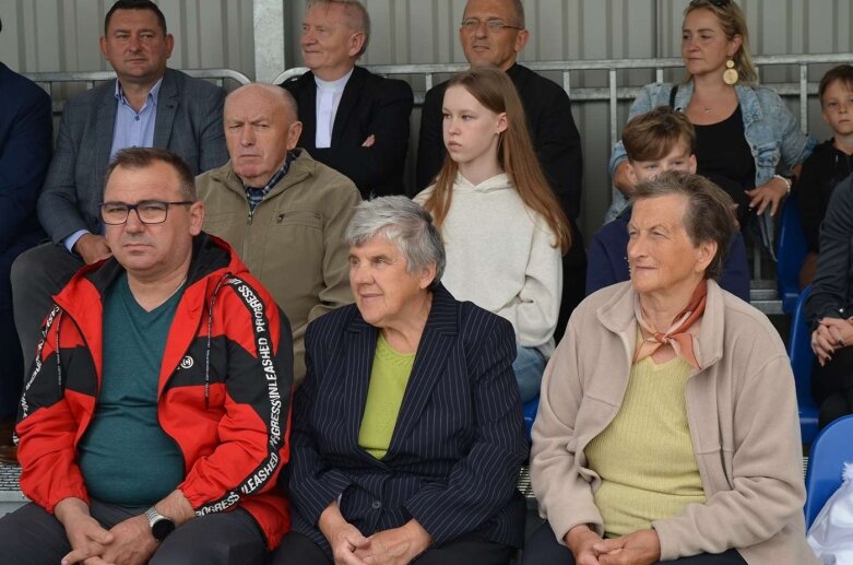  Sportowa niedziela w Głuchowie. Mieszkańcy świętowali otwarcie kompleksu boisk 