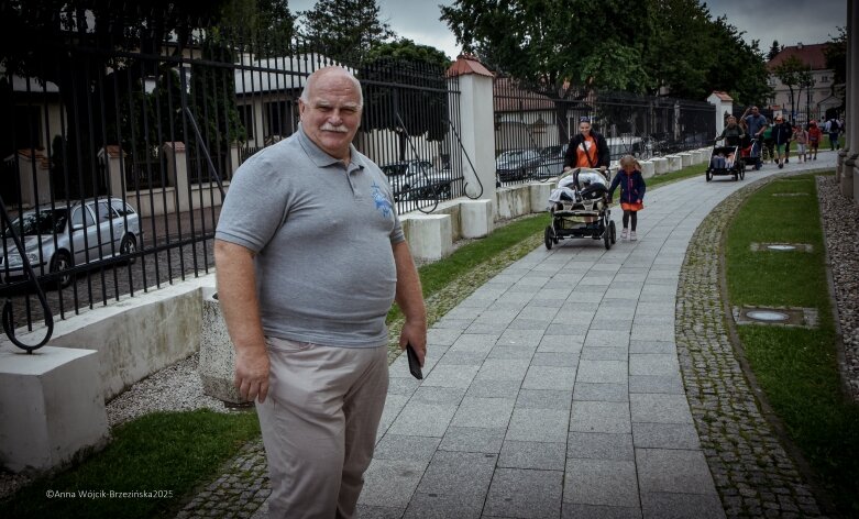  Młodzi na szlaku. Piesza pielgrzymka z Łowicza do Częstochowy krok po kroku 
