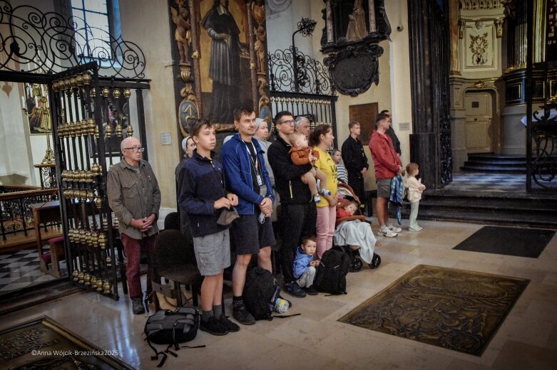  Młodzi na szlaku. Piesza pielgrzymka z Łowicza do Częstochowy krok po kroku 
