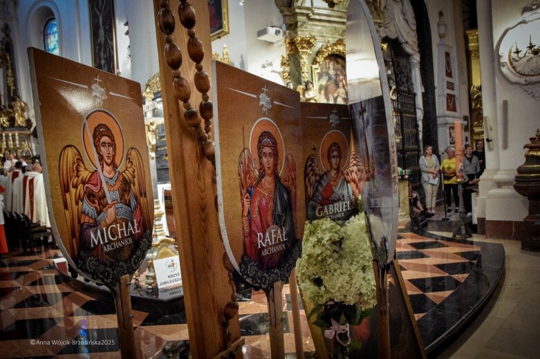  Młodzi na szlaku. Piesza pielgrzymka z Łowicza do Częstochowy krok po kroku 