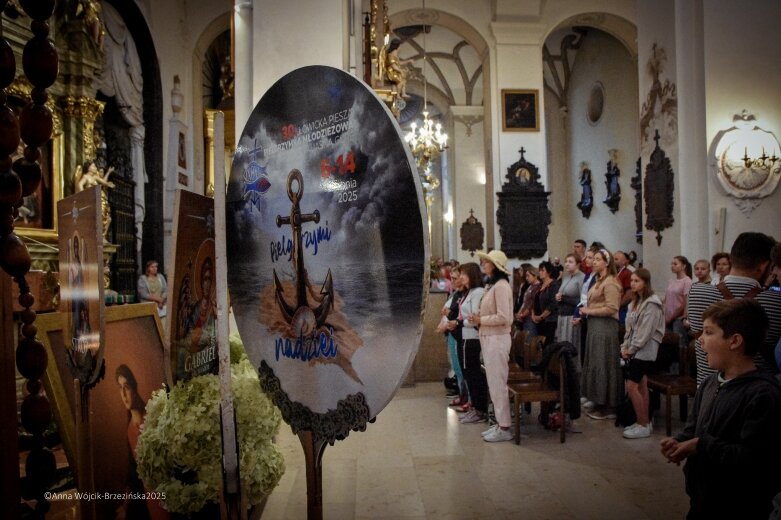  Młodzi na szlaku. Piesza pielgrzymka z Łowicza do Częstochowy krok po kroku 