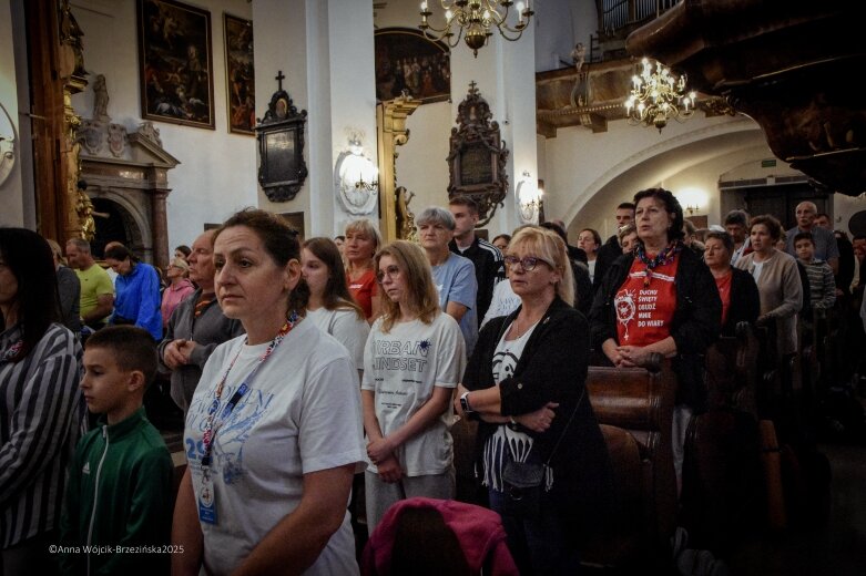  Młodzi na szlaku. Piesza pielgrzymka z Łowicza do Częstochowy krok po kroku 