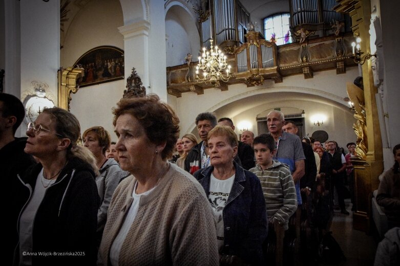  Młodzi na szlaku. Piesza pielgrzymka z Łowicza do Częstochowy krok po kroku 
