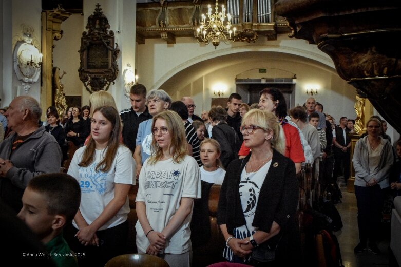  Młodzi na szlaku. Piesza pielgrzymka z Łowicza do Częstochowy krok po kroku 