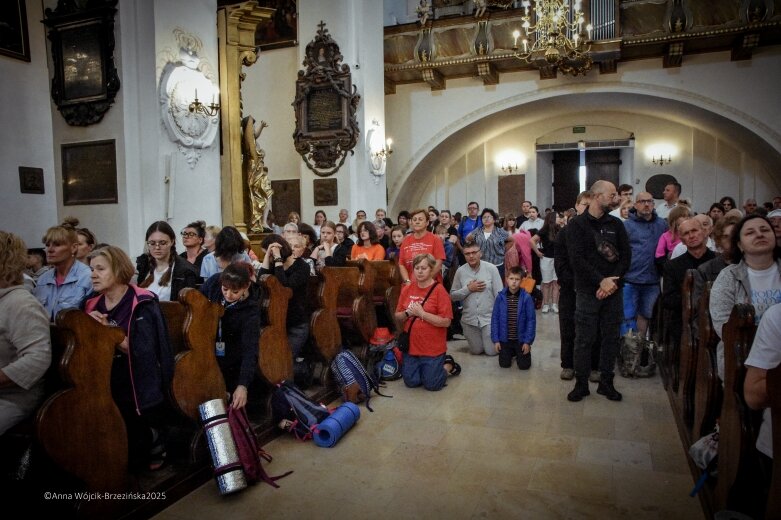  Młodzi na szlaku. Piesza pielgrzymka z Łowicza do Częstochowy krok po kroku 