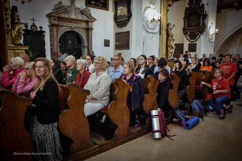  Młodzi na szlaku. Piesza pielgrzymka z Łowicza do Częstochowy krok po kroku 