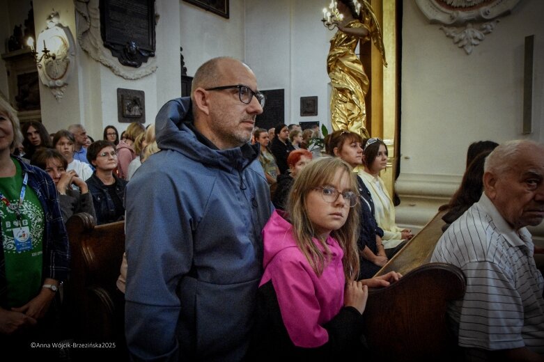  Młodzi na szlaku. Piesza pielgrzymka z Łowicza do Częstochowy krok po kroku 