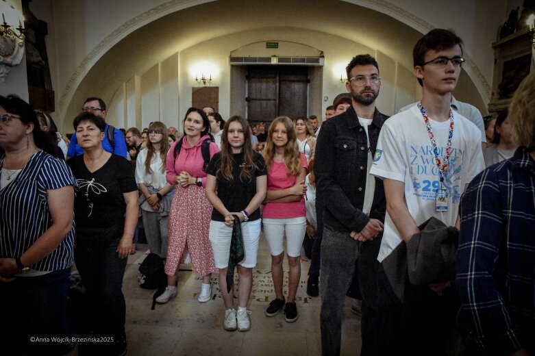  Młodzi na szlaku. Piesza pielgrzymka z Łowicza do Częstochowy krok po kroku 