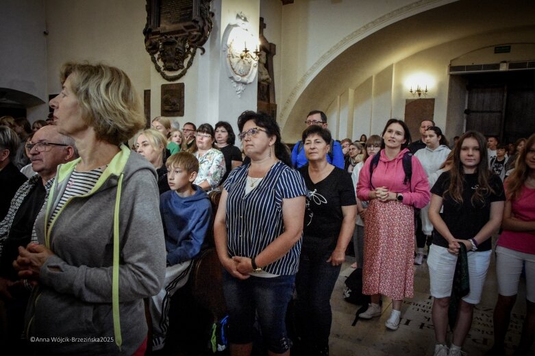  Młodzi na szlaku. Piesza pielgrzymka z Łowicza do Częstochowy krok po kroku 