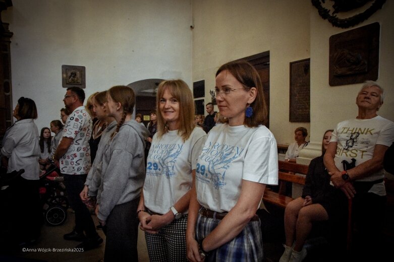  Młodzi na szlaku. Piesza pielgrzymka z Łowicza do Częstochowy krok po kroku 