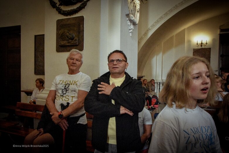  Młodzi na szlaku. Piesza pielgrzymka z Łowicza do Częstochowy krok po kroku 