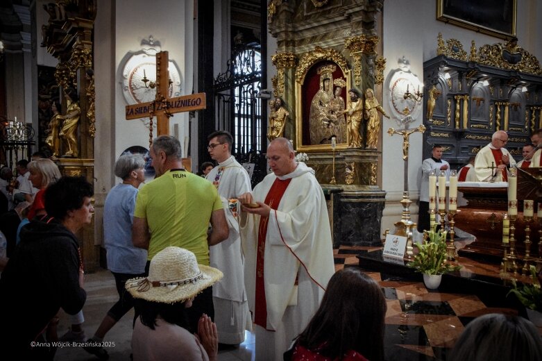  Młodzi na szlaku. Piesza pielgrzymka z Łowicza do Częstochowy krok po kroku 