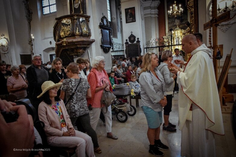  Młodzi na szlaku. Piesza pielgrzymka z Łowicza do Częstochowy krok po kroku 